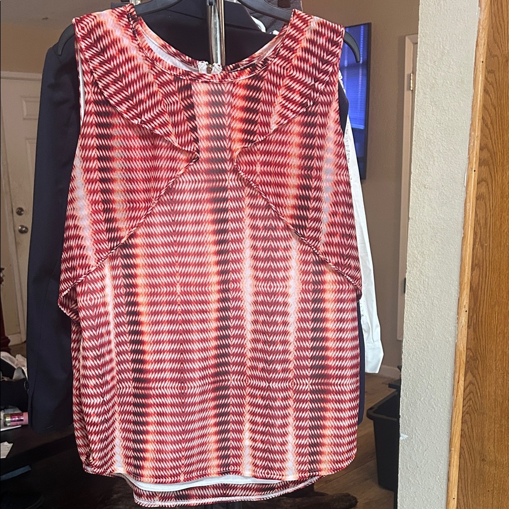 🏷️$8 Worthington Red Patterned Sleeveless Top